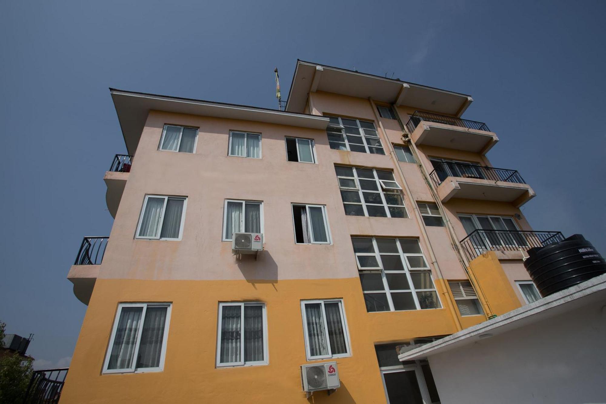 Oyo 135 Lost Garden Apartment And Guest House Catmandu Exterior foto
